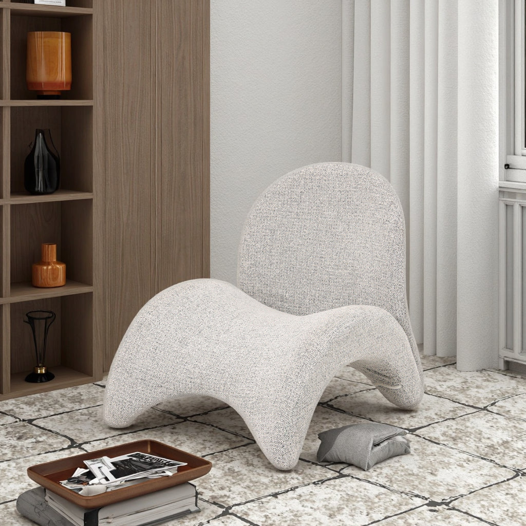 כורסה Ciel ליד ספרייה ורצפת עץ טבעית