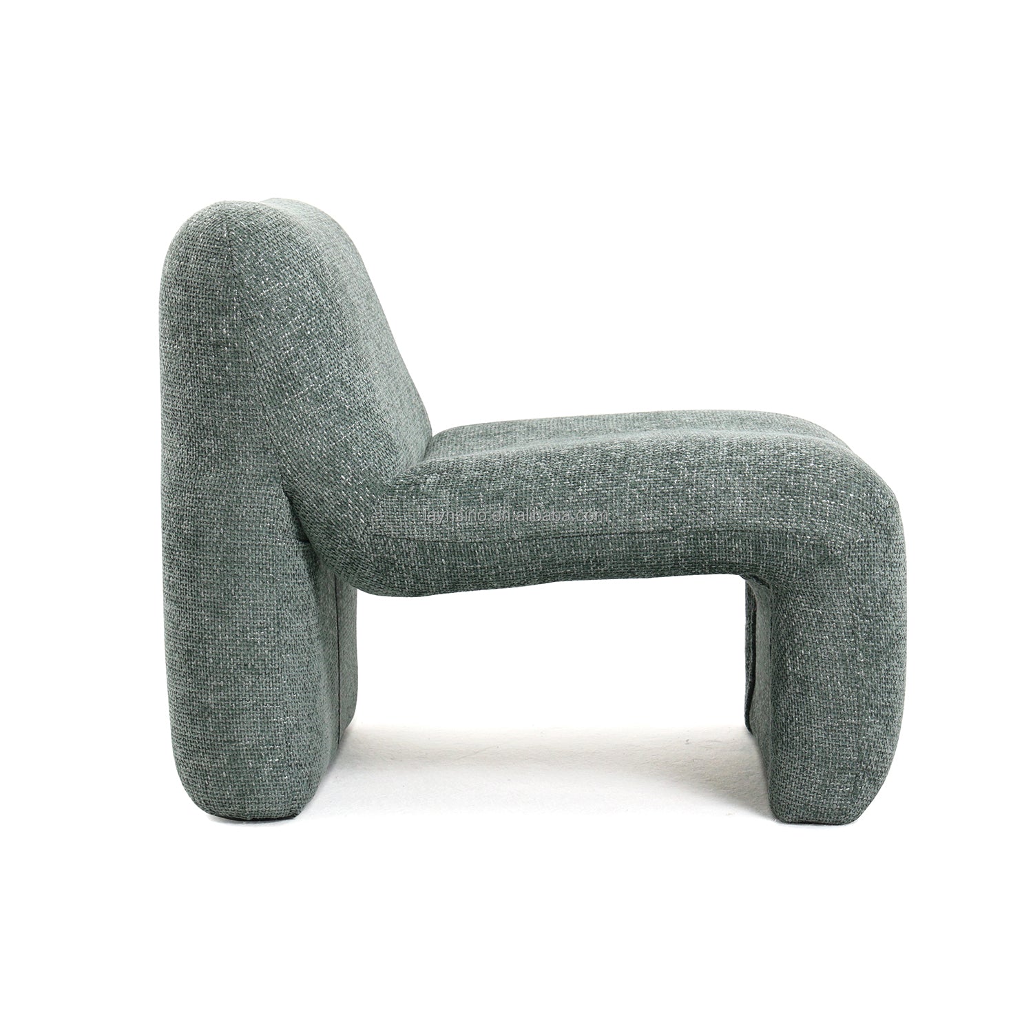 כורסה “Kano” בעיצוב גלי מבד Bouclé ירוק כהה – מבט מהצד.