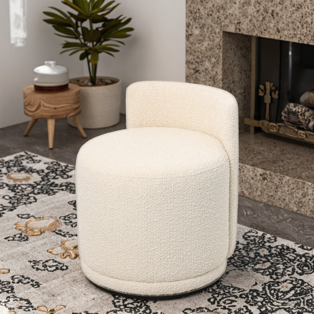 הדום Cocoon ליד קמין – עיצוב מינימליסטי ורך בגוון שמנת