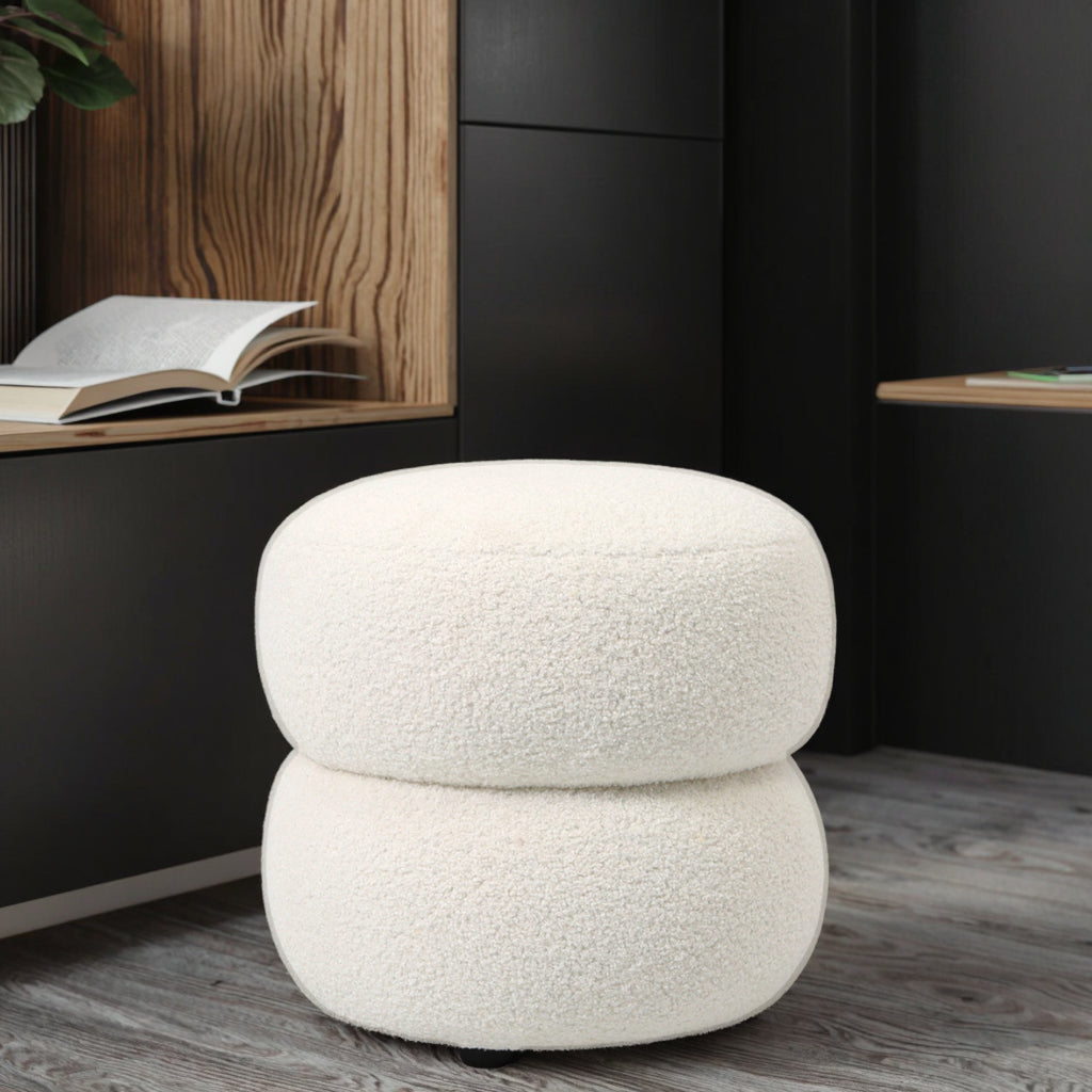 הדום Kiva – מבט בזווית בחלל מודרני כהה