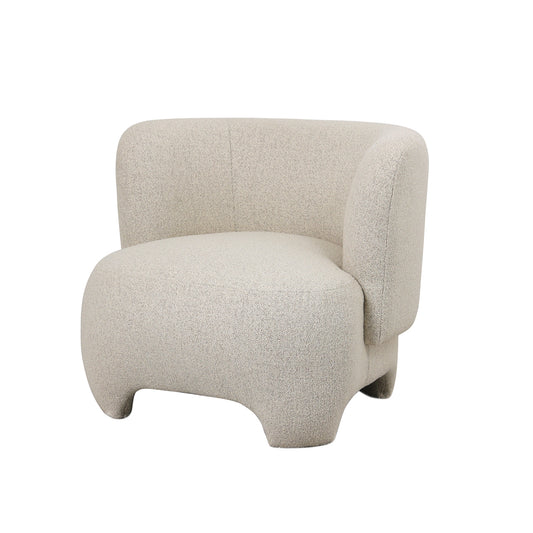 כורסה יוקרתית “Miami” מבד בוקלה בגוון שמנת בחלל סלון מודרני