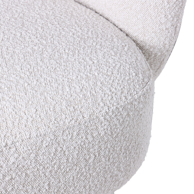 כורסה יוקרתית מבד בוקלה בצבע שמנת, בעיצוב עגול עם רגלי עץ בהירות ורקע נקי – DreamIt Breeze.