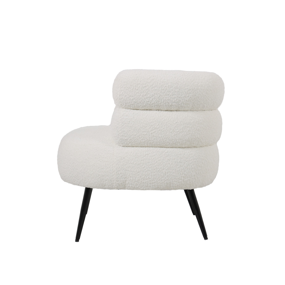 מבט צד על כורסה Velia – מבנה אלגנטי ורגליים דקות ממתכת שחורה בעיצוב מינימליסטי
