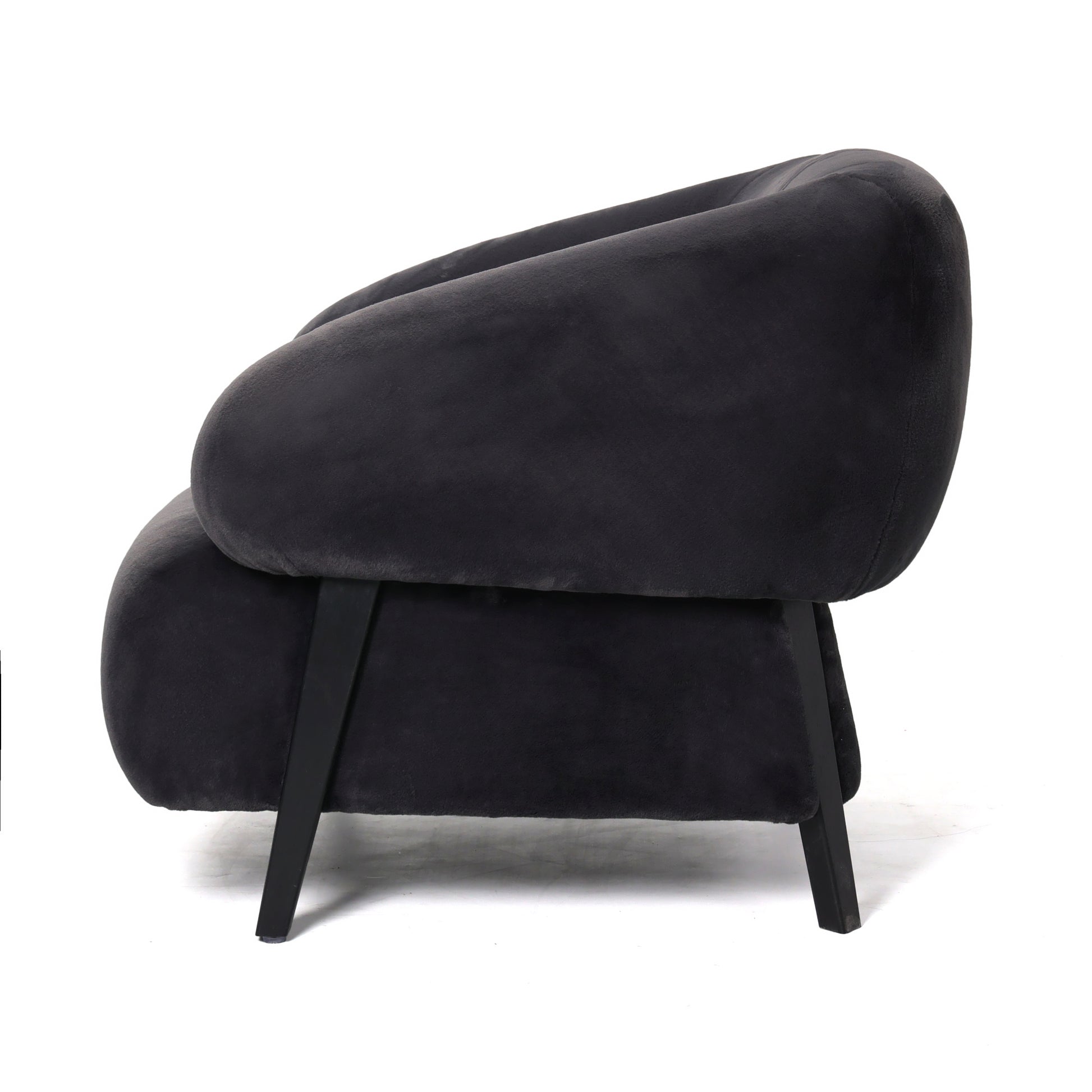 צילום צד של כורסה Arno המדגיש את הפרופיל המעוגל והריפוד העבה