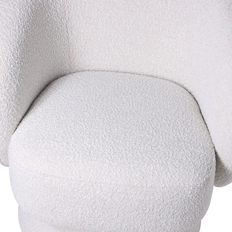 כורסת Bouclé בגוון שמנת בעיצוב עוטף ונוח במיוחד, מוסיפה חמימות וסטייל לכל חלל בבית.