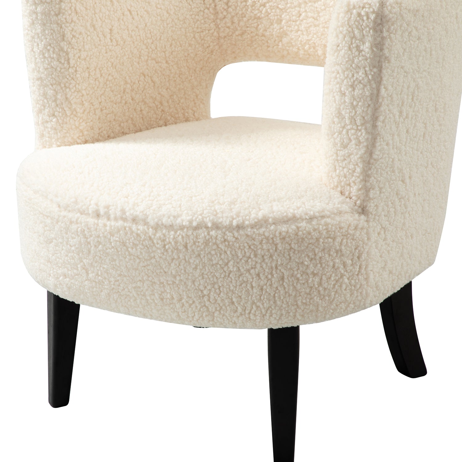 תקריב מושב הכורסה Taria בבד שמנת