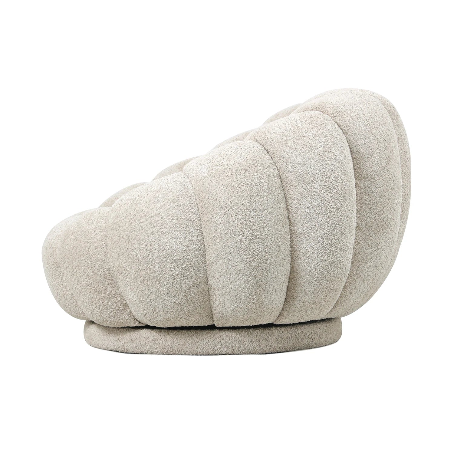 מבט צידי תחתון על כורסה Flower – ריפוד בוקלה וצורה מעוגלת ונעימה
