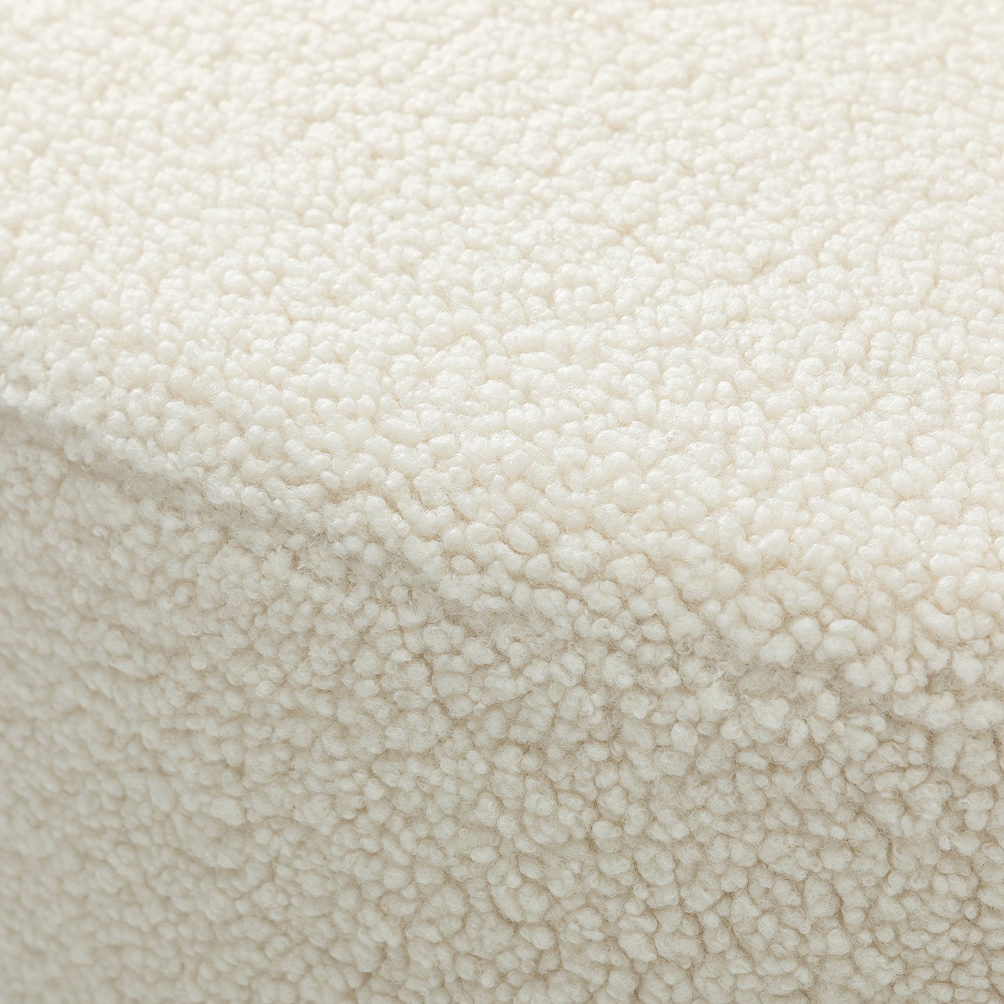 כורסה Auri – תקריב על מרקם הבד הרך