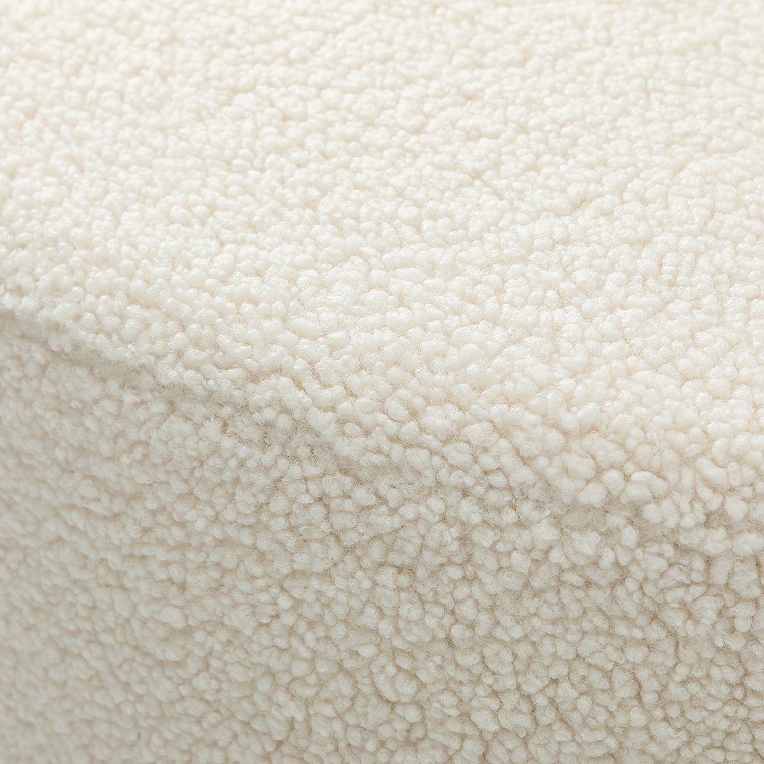 כורסה Auri – תקריב על מרקם הבד הרך