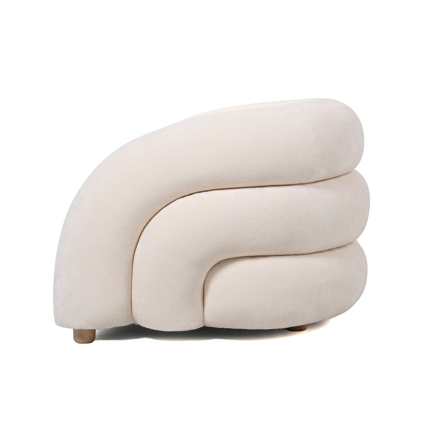 צד ספה Olivia המדגיש את המבנה המעוגל והגימור הרך