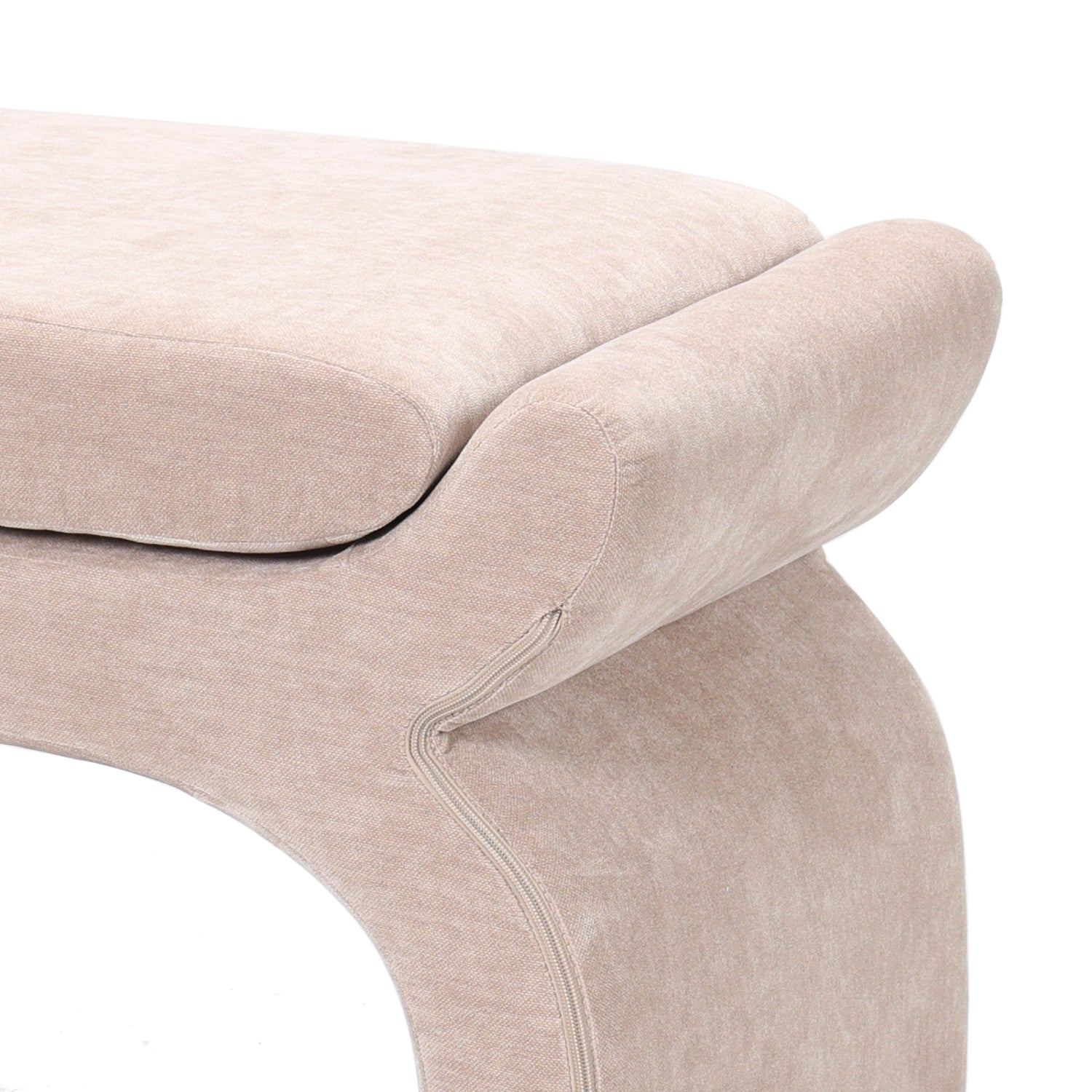 תקריב על מרקם הבד וגימור התפירה של השרפרף “Canna Mini”